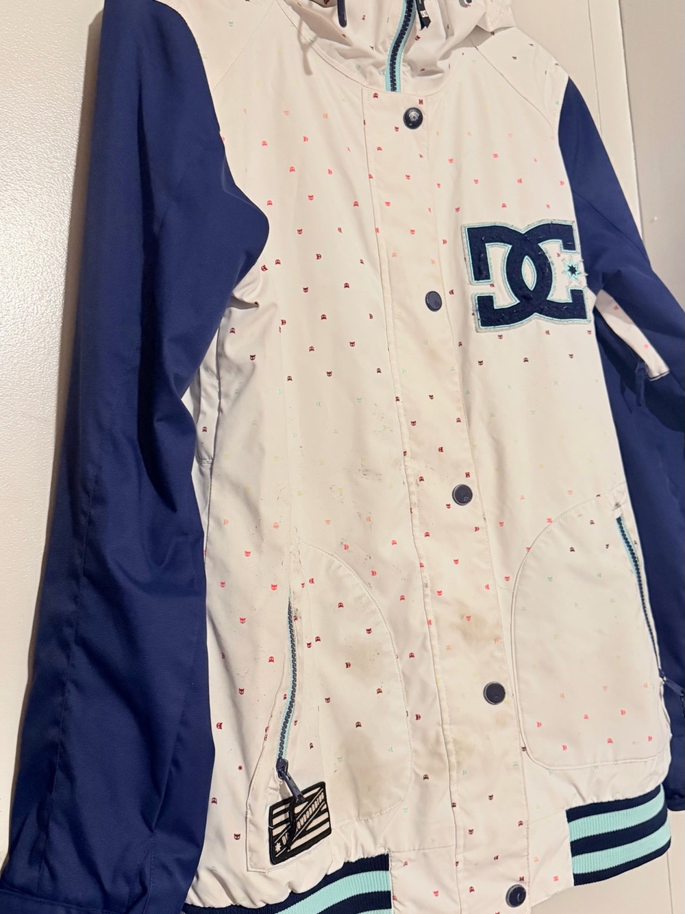 DC Women’s White Jacket with Navy Sleeves - Picture 3 of 14